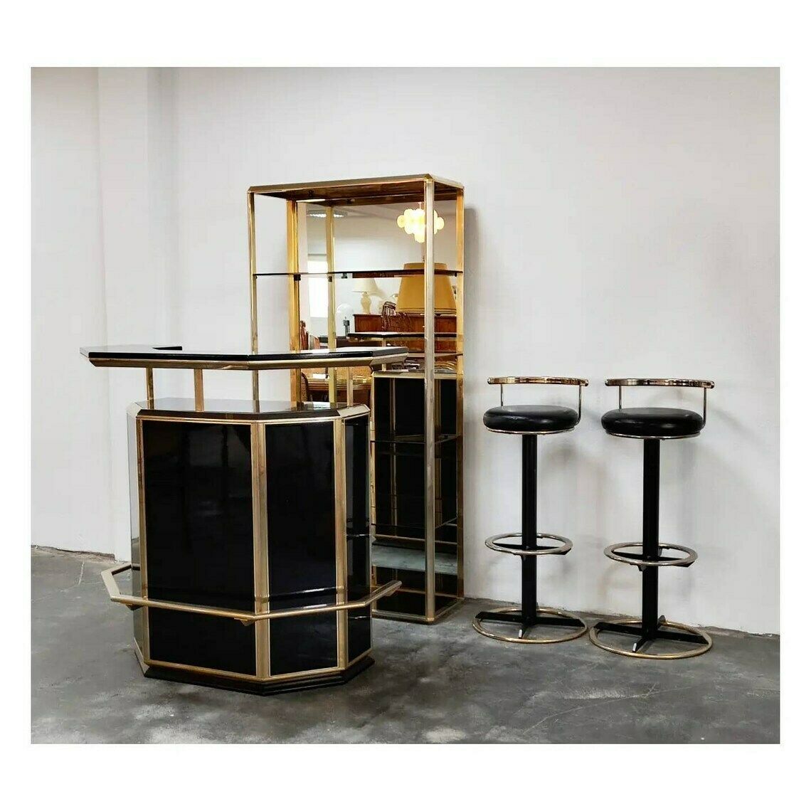 Extremely Rare Hollywood Regency Dry Bar Counter With Bar Stools And Mirrored Shelf / Luxurious Vintage Bar Counter / Made In Italy In 1980s