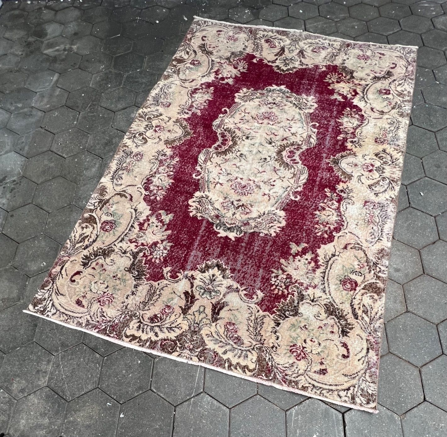 Red Vintage Yuruk Carpet 186 X 287 Cm – Red Vintage Yuruk Carpet 186 X 287 Cm, 1960's photo furniture