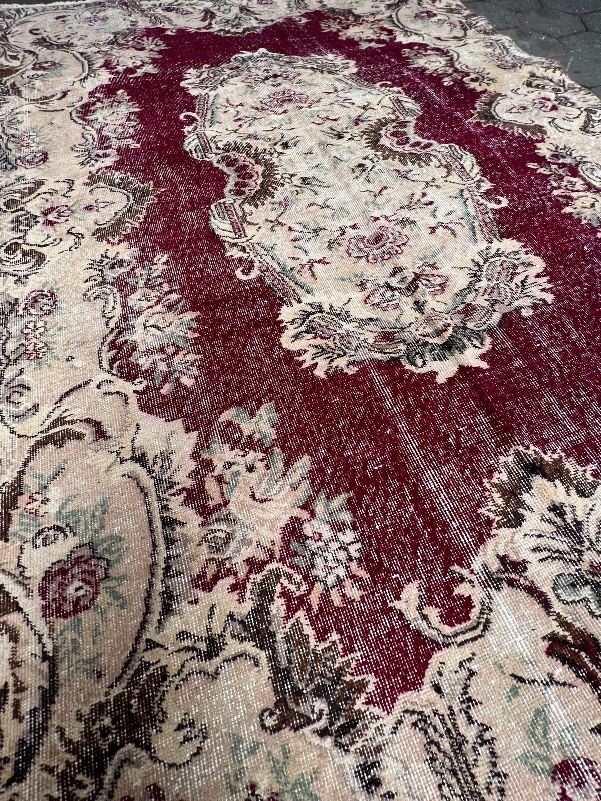 Red Vintage Yuruk Carpet 186 X 287 Cm – Red Vintage Yuruk Carpet 186 X 287 Cm, 1960's photo Textiles
