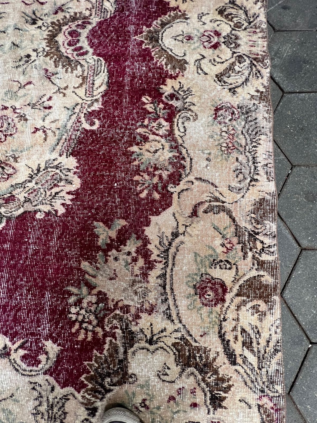 photo furniture Red Vintage Yuruk Carpet 186 X 287 Cm – Red Vintage Yuruk Carpet 186 X 287 Cm, 1960's