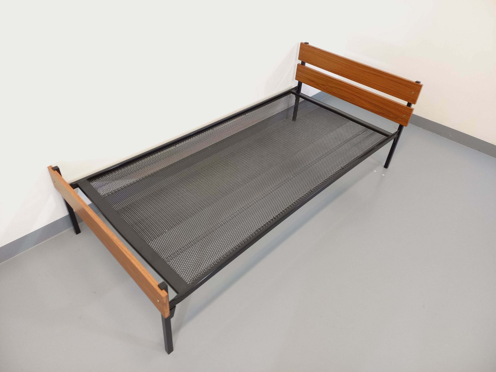 Lit en métal et formica moderniste, années 1960 photo furniture