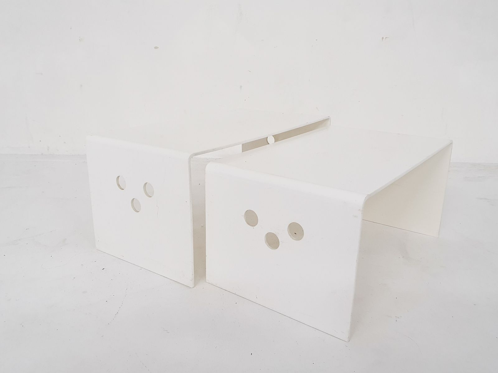 Set Van Twee Witte Kunststof Bijzettafels photo Meubels