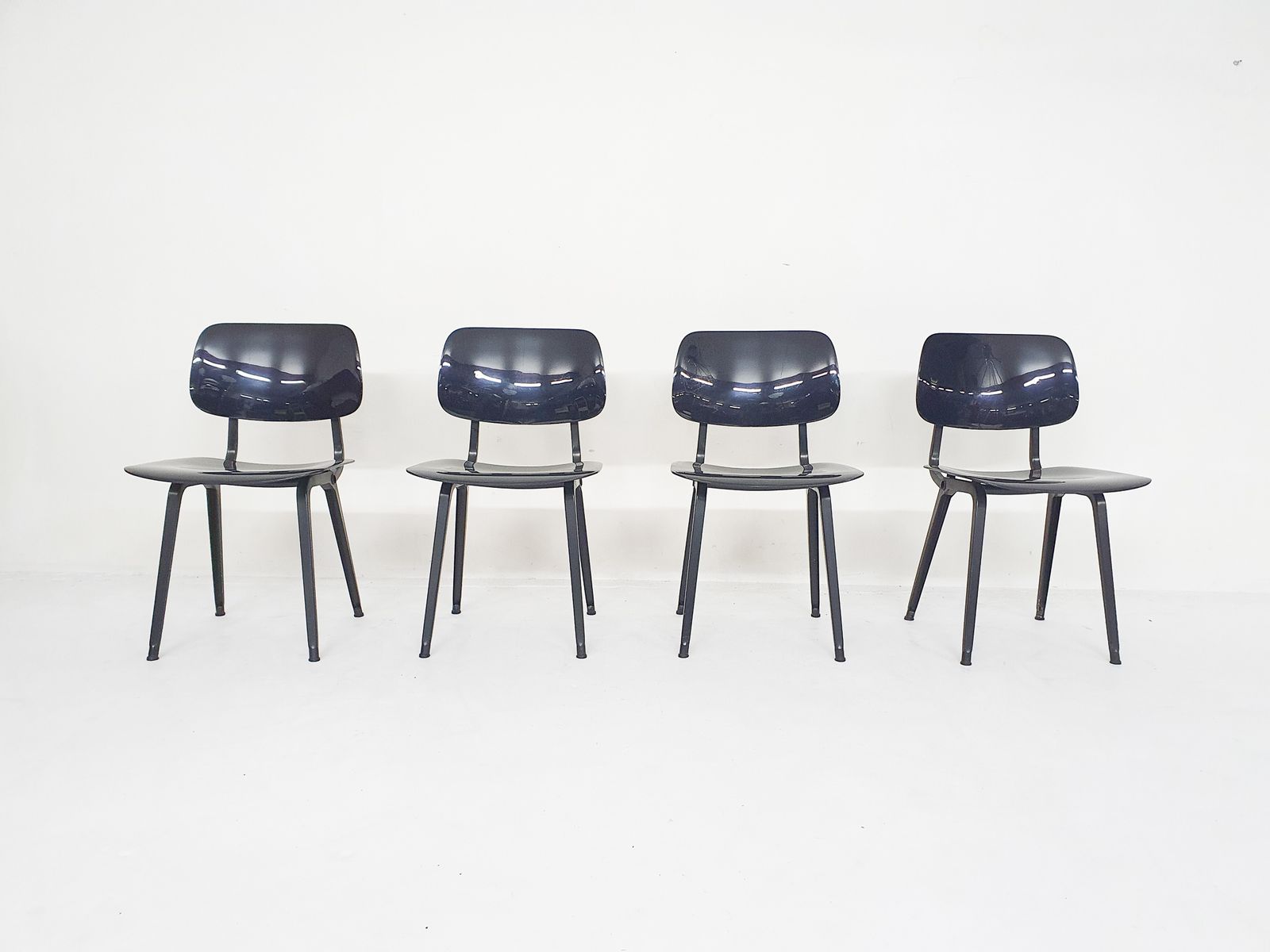 Set Van Twee Friso Kramer Voor Ahrend De Cirkel "Revolt" Eetkamerstoelen, Nederland 1993 photo furniture