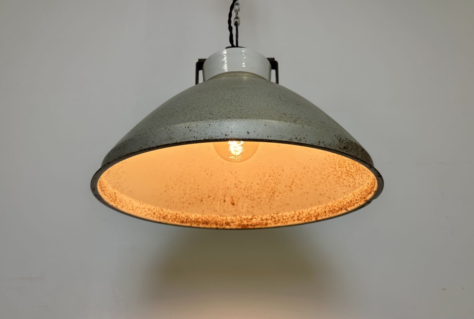 photo vinterior Grey Metal Industrial Factory Hanging Lamp, 1960s, 28x