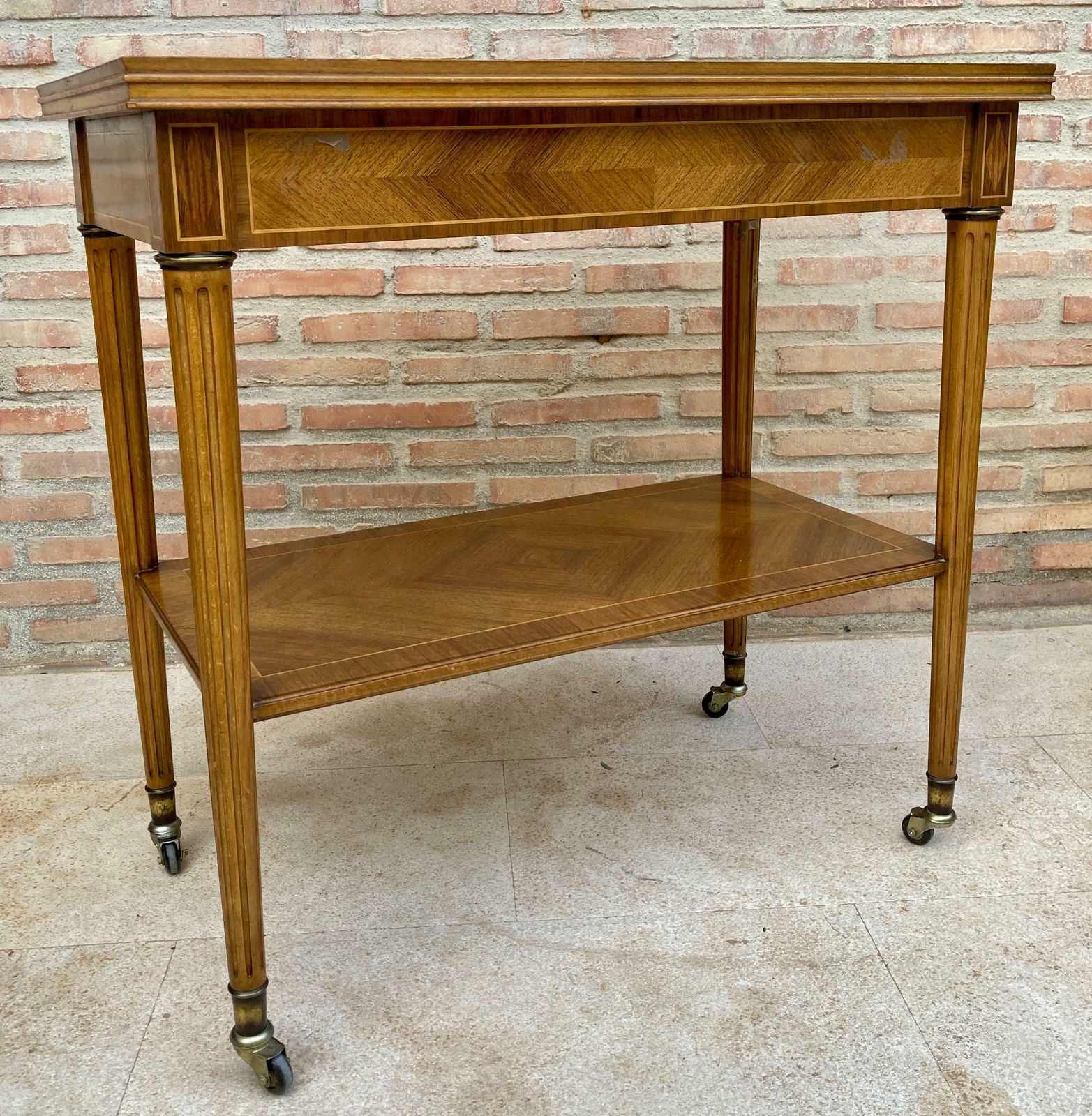 Table d'appoint néoclassique française en marqueterie, un tiroir et roulettes, années 1940 photo buy