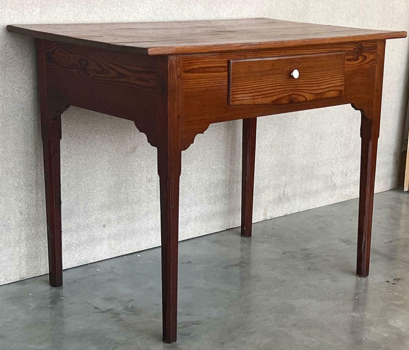 Table d'appoint espagnole rustique Mobila en pin, avec tiroir photo for sale