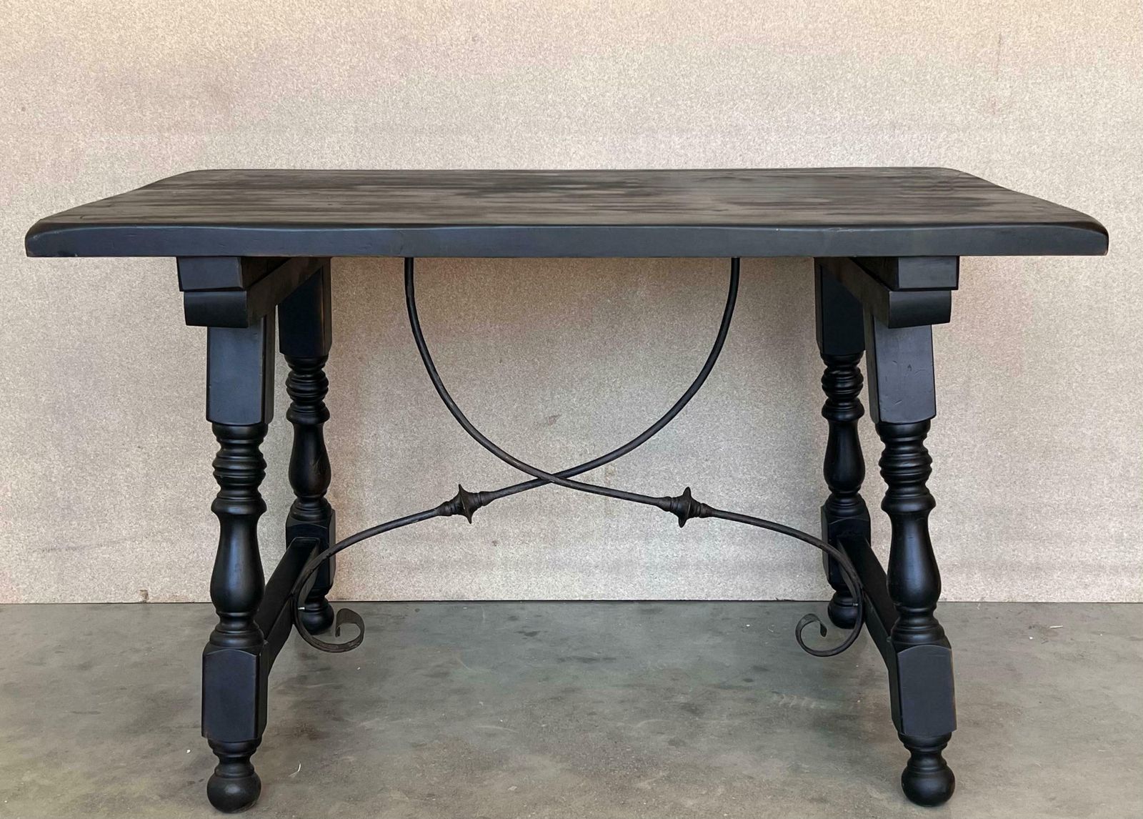 Table à manger ou de bureau Fratino espagnole en noyer, avec entretoise en fer, fin du XIXe siècle photo furniture