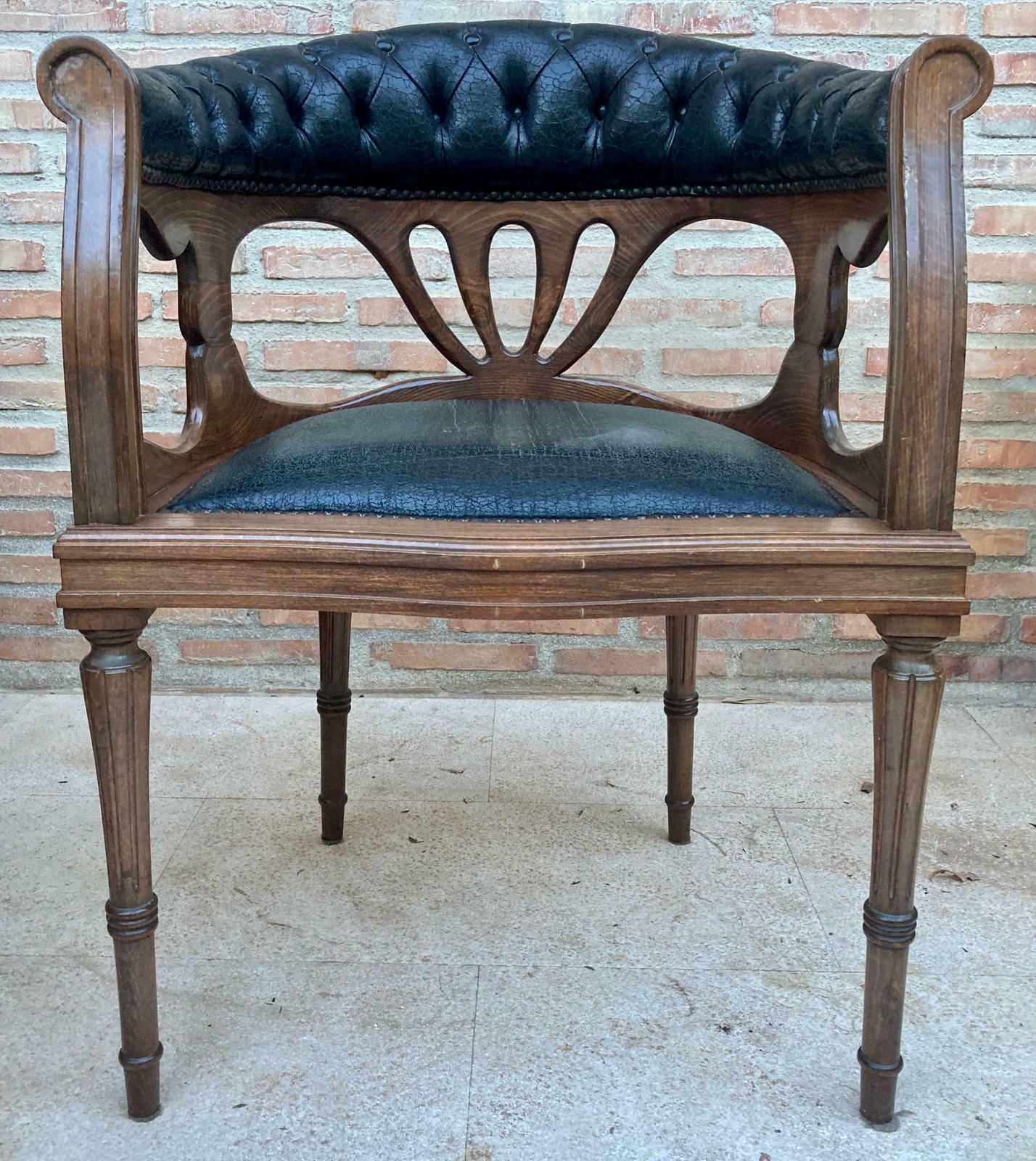 Fauteuils de salle à manger français en cuir et noyer, années 1950, lot de 4 photo for sale