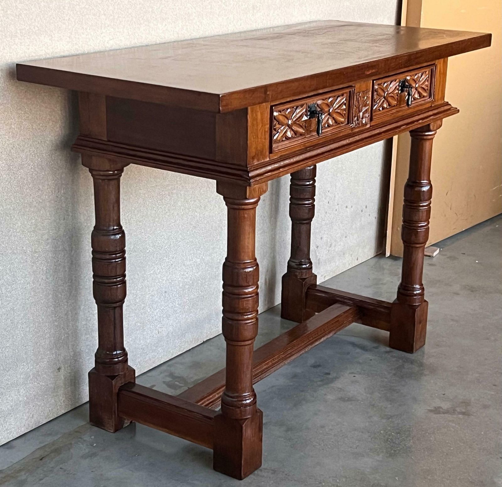 Console espagnole sculptée du début du XXe siècle à deux tiroirs photo for sale