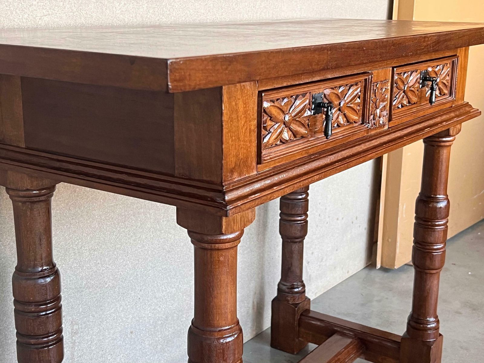 Early 20th Century Spanish Carved Console Table With Two Drawers photo vinterior