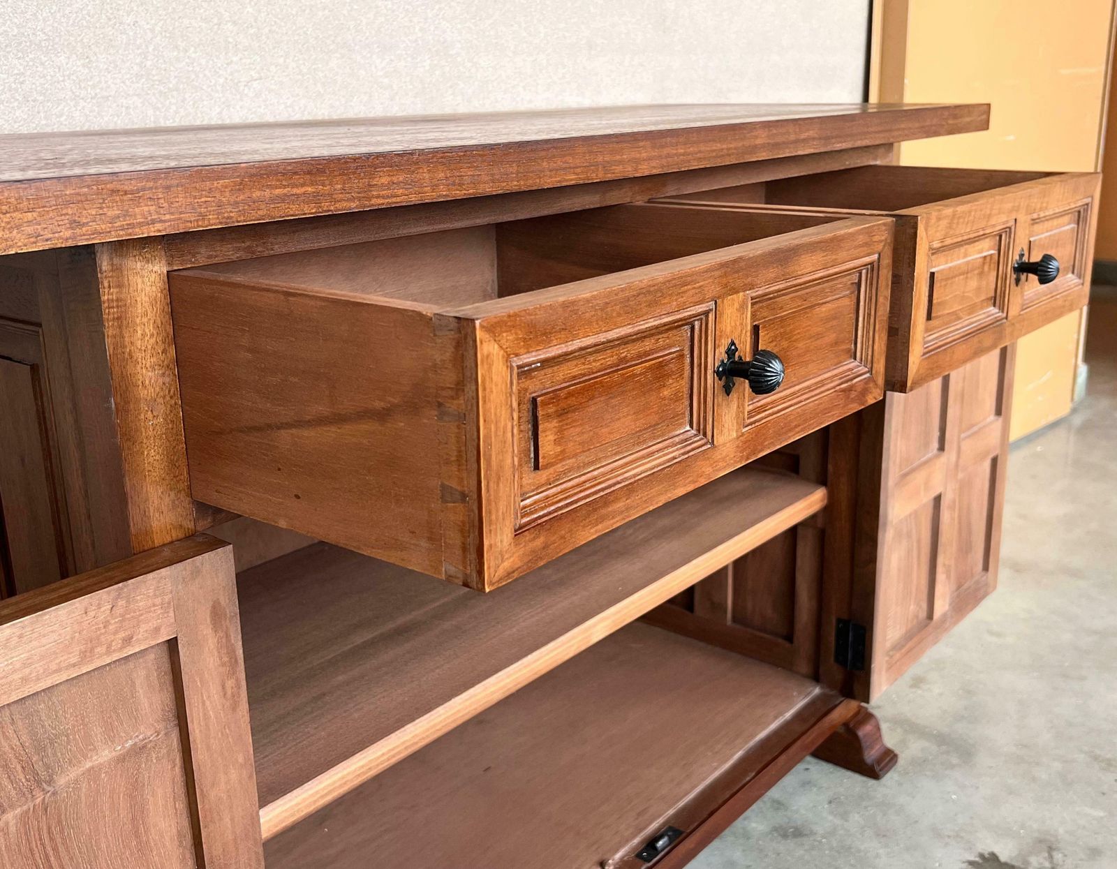 photo furniture Paire de buffets catalans en chêne sculpté, style toscan, deux tiroirs, XIXe siècle