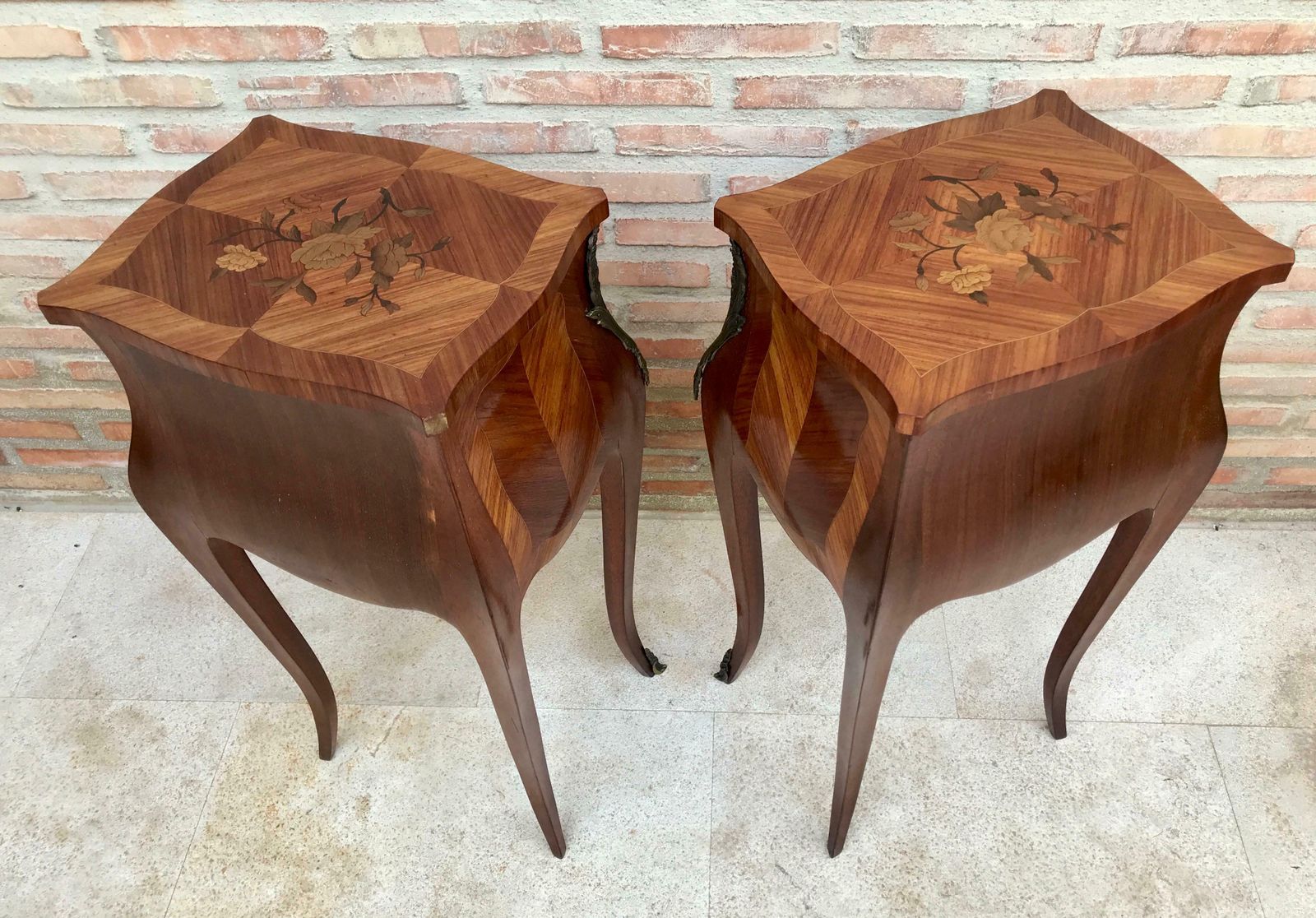 Tables de chevet de style Louis XV en marqueterie, trois tiroirs, France, années 1920, paire photo for sale