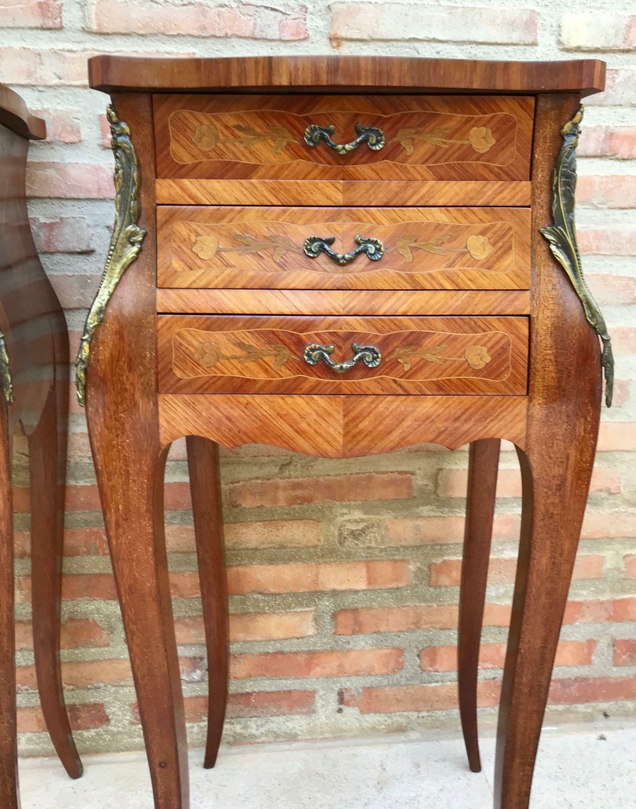 Tables de chevet de style Louis XV en marqueterie, trois tiroirs, France, années 1920, paire photo 3716.0