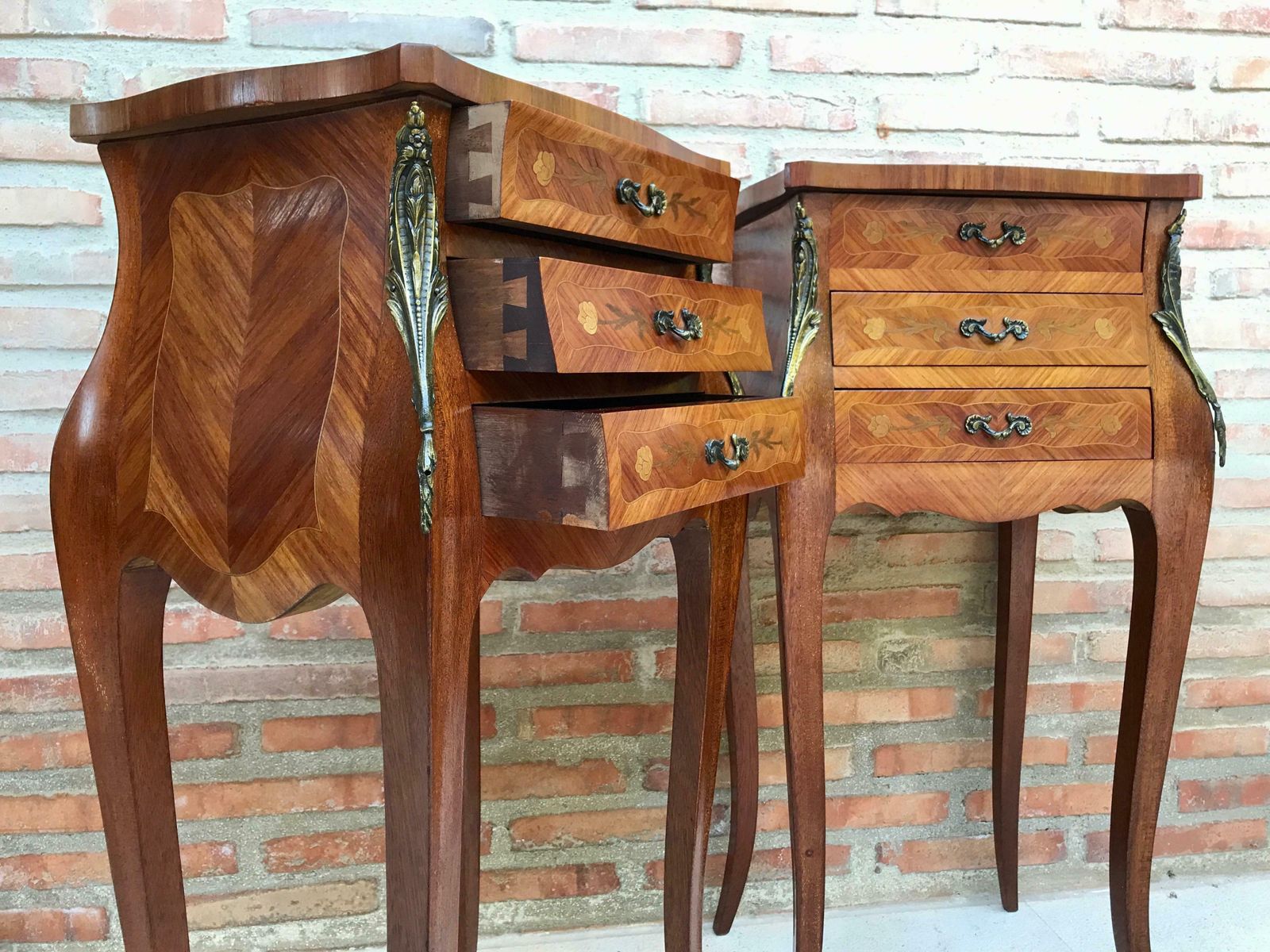 Tables de chevet de style Louis XV en marqueterie, trois tiroirs, France, années 1920, paire photo vinterior