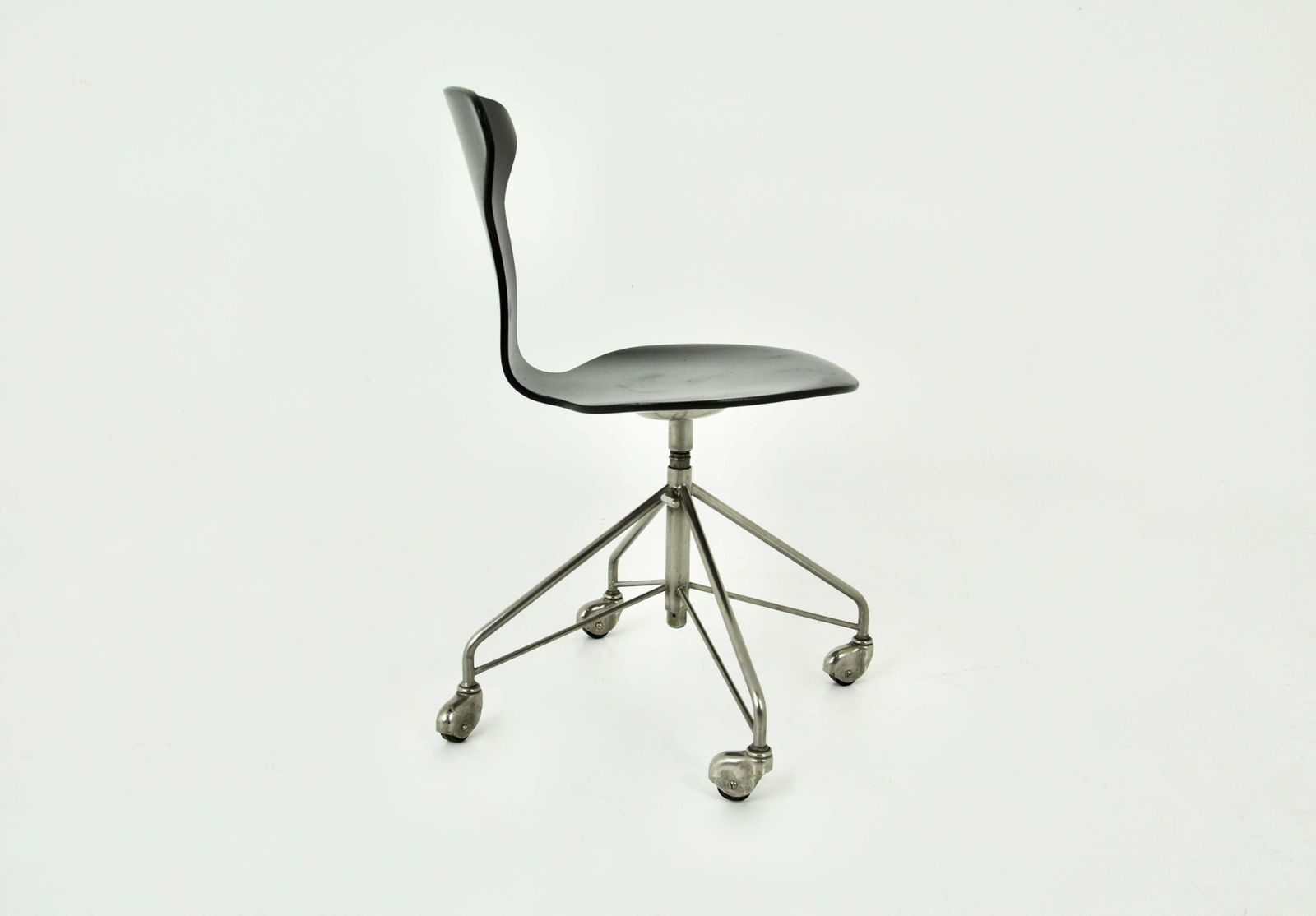 Chair Model 3117 By Arne Jacobsen For Fritz Hansen, 1950s photo vinterior