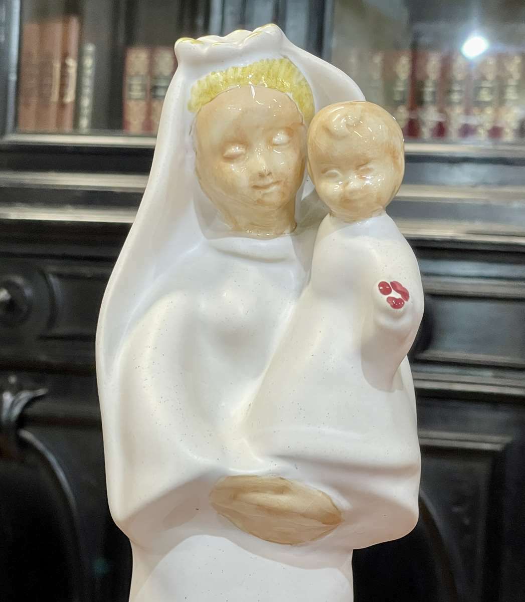 photo vinterior Quimper Earthenware Virgin And Child With Ivory Background By Bel Delecourt (1915   2017)