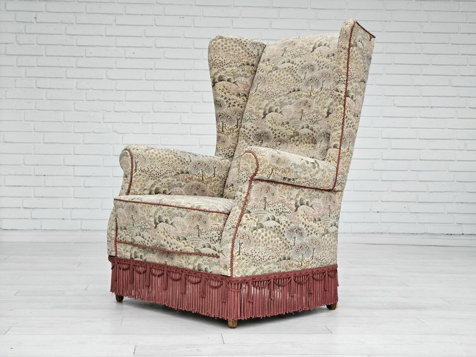 photo vintage 1955 60s, Danish Design, High Back Armchair In Floral Multicolor Fabric, Original Condition.