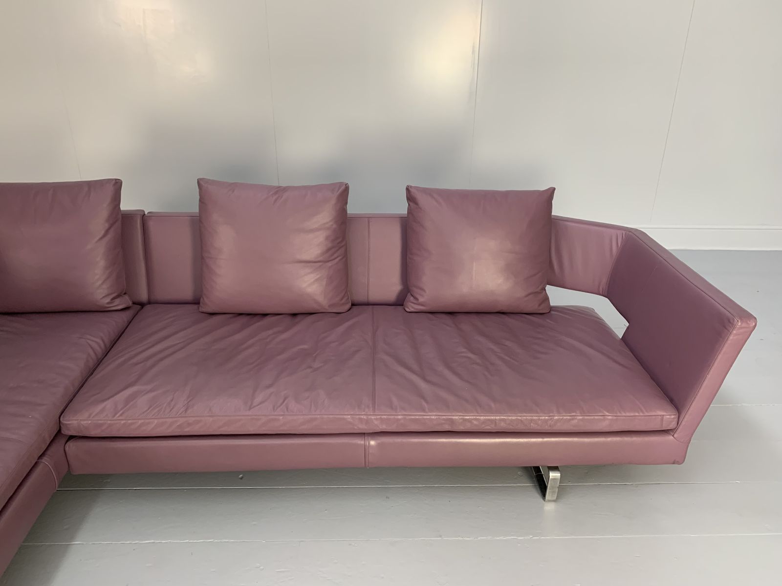 B&B Italia “Arne” 6 Seat L Shape Sofa – In Mauve Pale Purple “Gamma” Leather photo vinterior