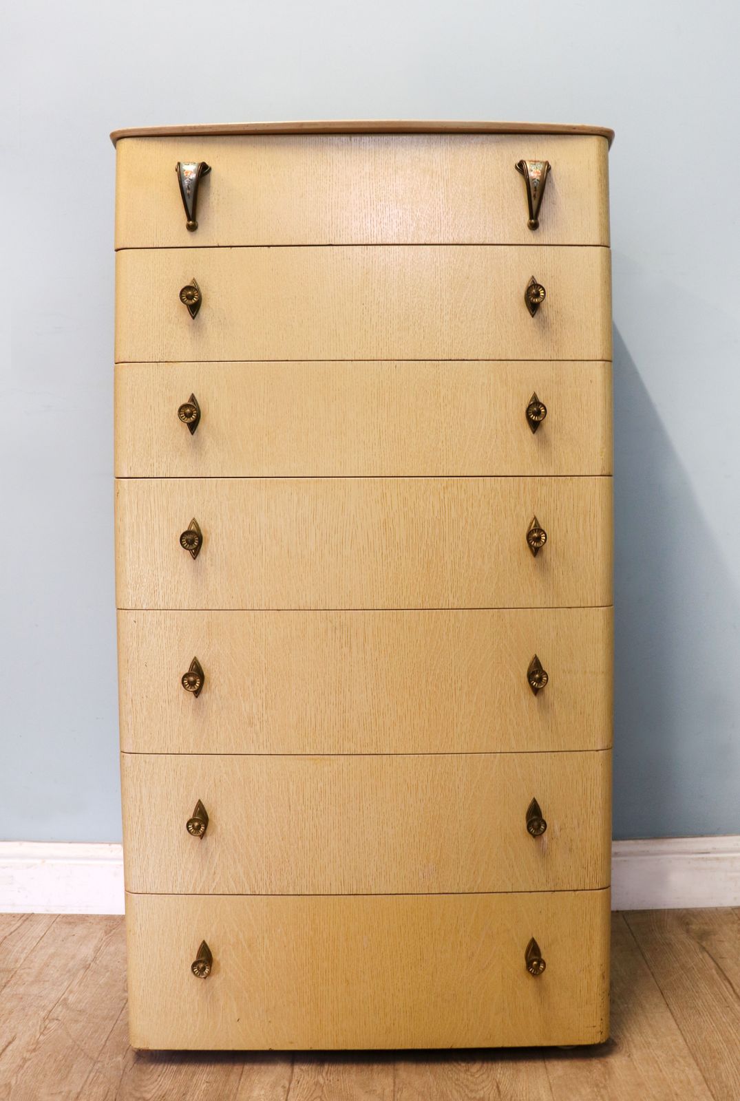 A Lovely Mid Century Blond Oak Veneered Chest Of Seven Drawers.