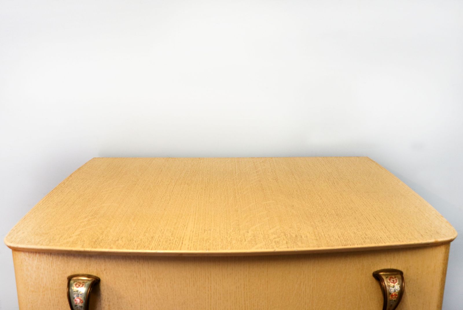 A Lovely Mid Century Blond Oak Veneered Chest Of Seven Drawers. photo 495.0