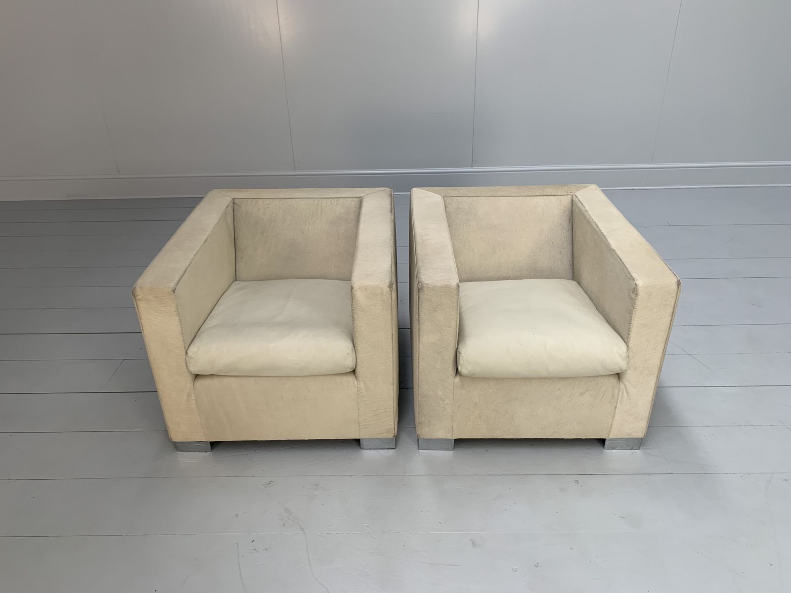 photo vinterior Minotti “Suitcase” Club Armchair – In Pony Skin & “Pelle” Leather
