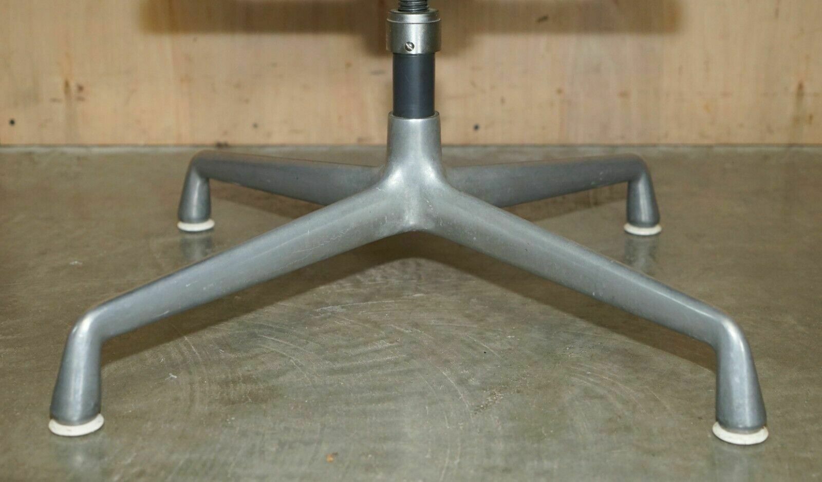 photo vintage Rare Original Herman Miller Blue Linen Eames Ea217 Softpad Office Swivel Chair