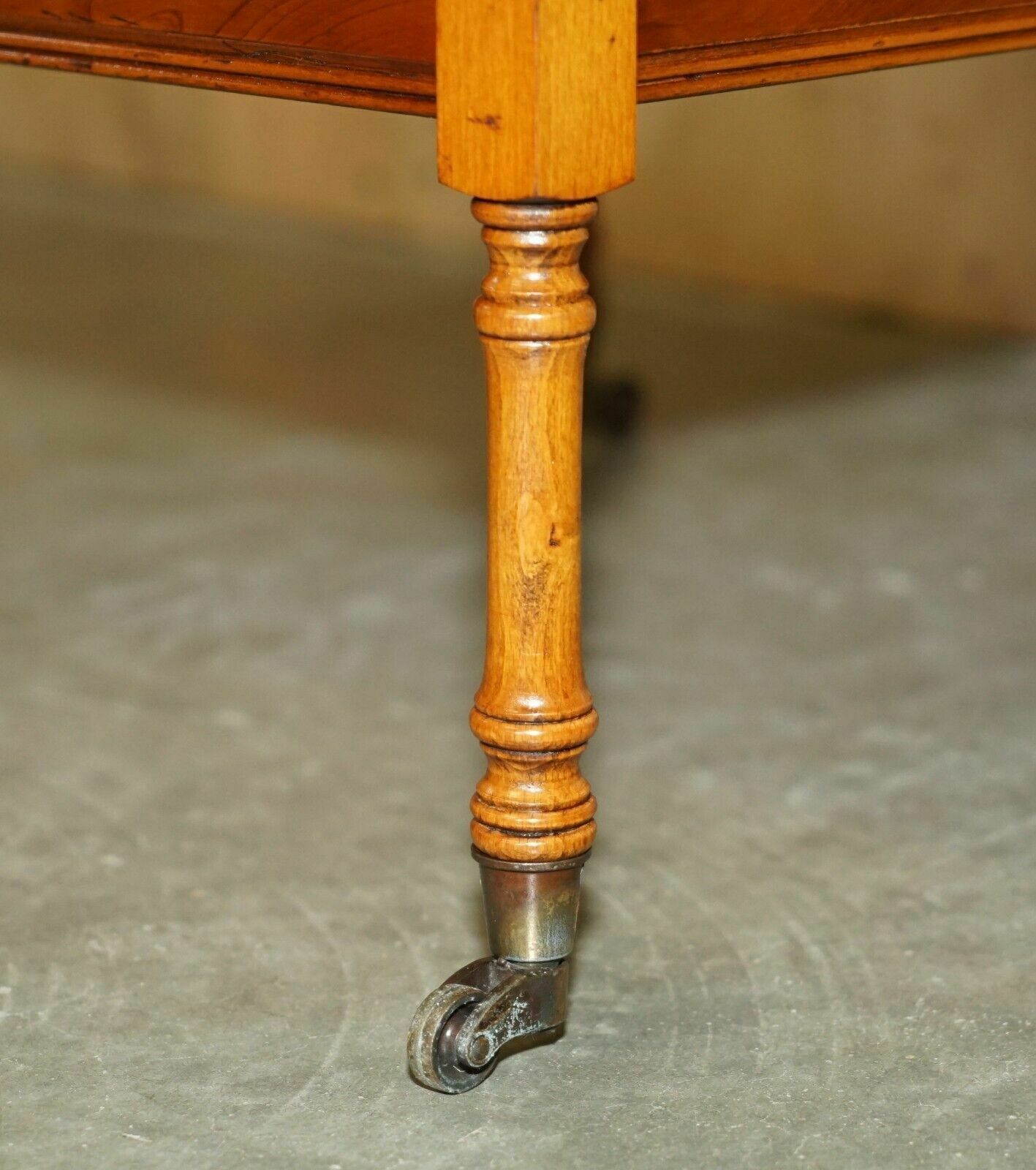 photo vintage Bradley Furniture Stamped Flamed Mahogany Side Table With Butlers Serving Tray