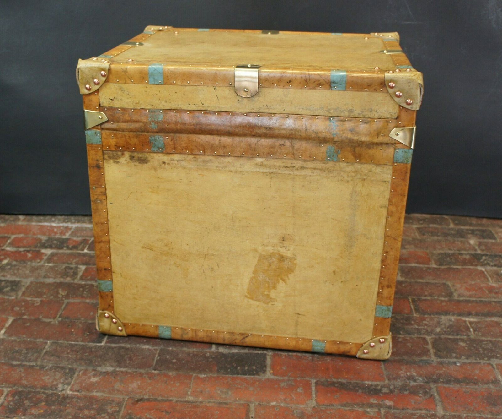 photo furniture Bespoke English Antique Velum Large Occasional Side Table Trunk Home Decor Lamp Stand