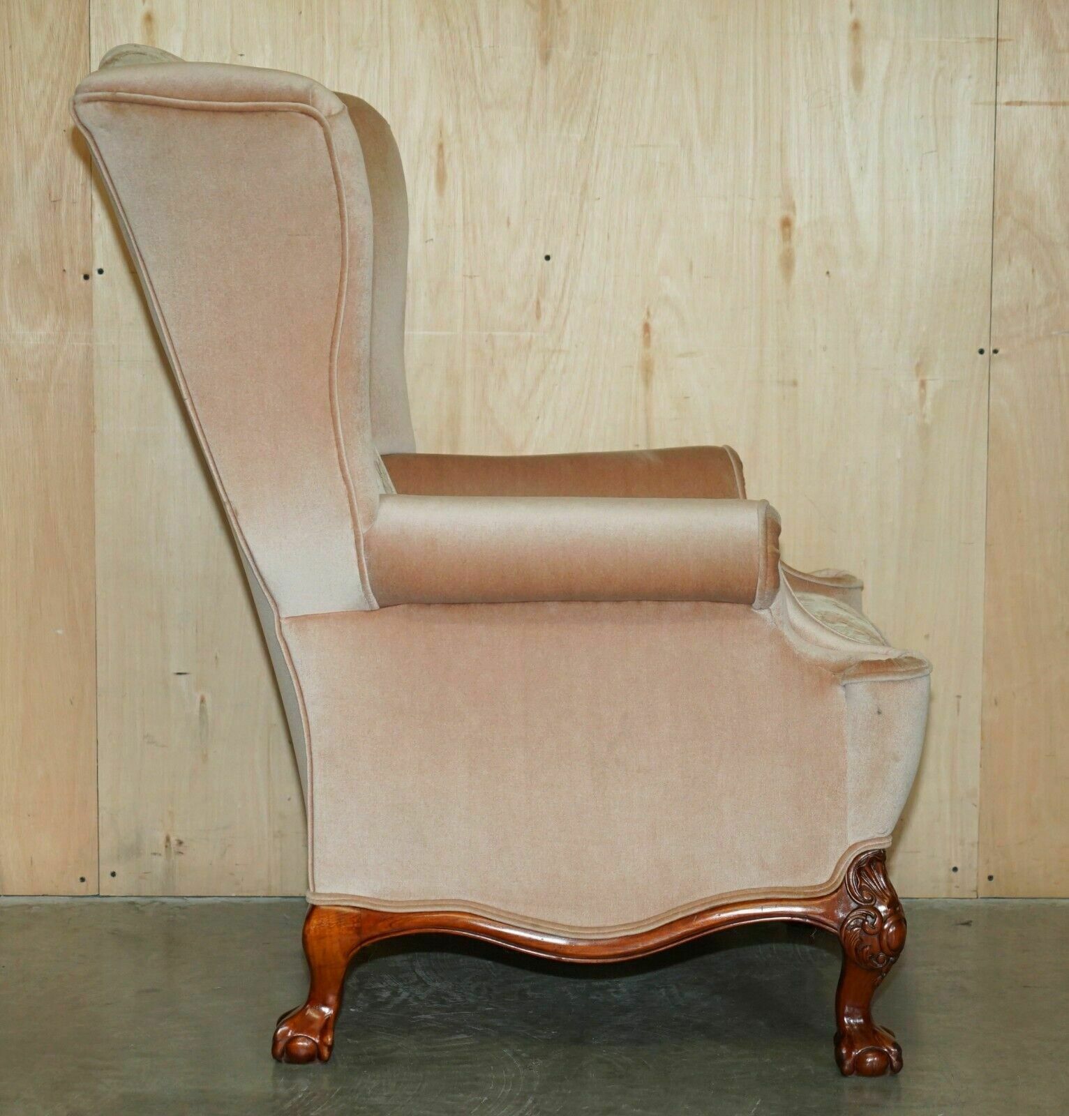 photo vintage Stunning Pair Of Victorian Style Claw & Ball Feet Floral Wingback Armchairs