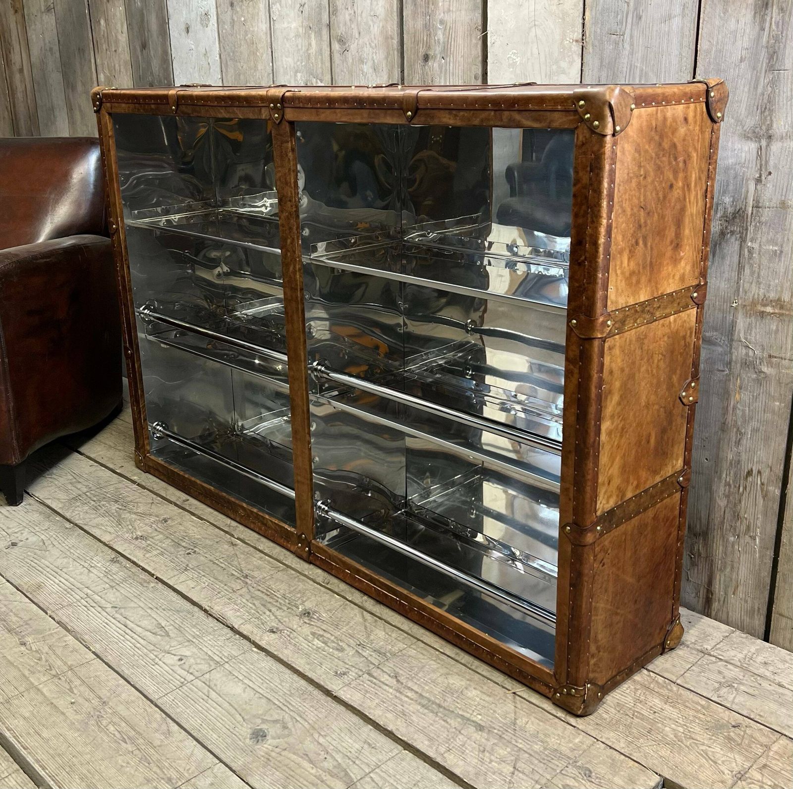 Drinks Cabinet Console Luxury English Side Table Trunk Bar Ware Cocktails Room Decor Bar photo vintage