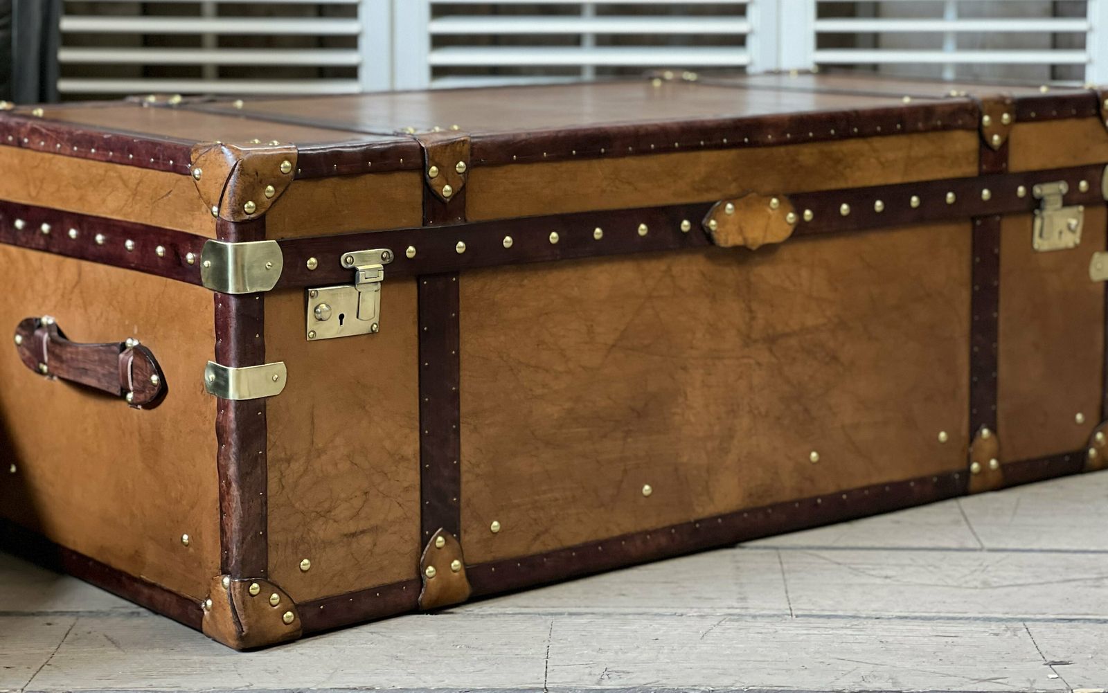 photo furniture Leather Console Coffee Table Room Decor Luxury Handmade London Tan Campaign Style Travel Trunk Chest Ottoman
