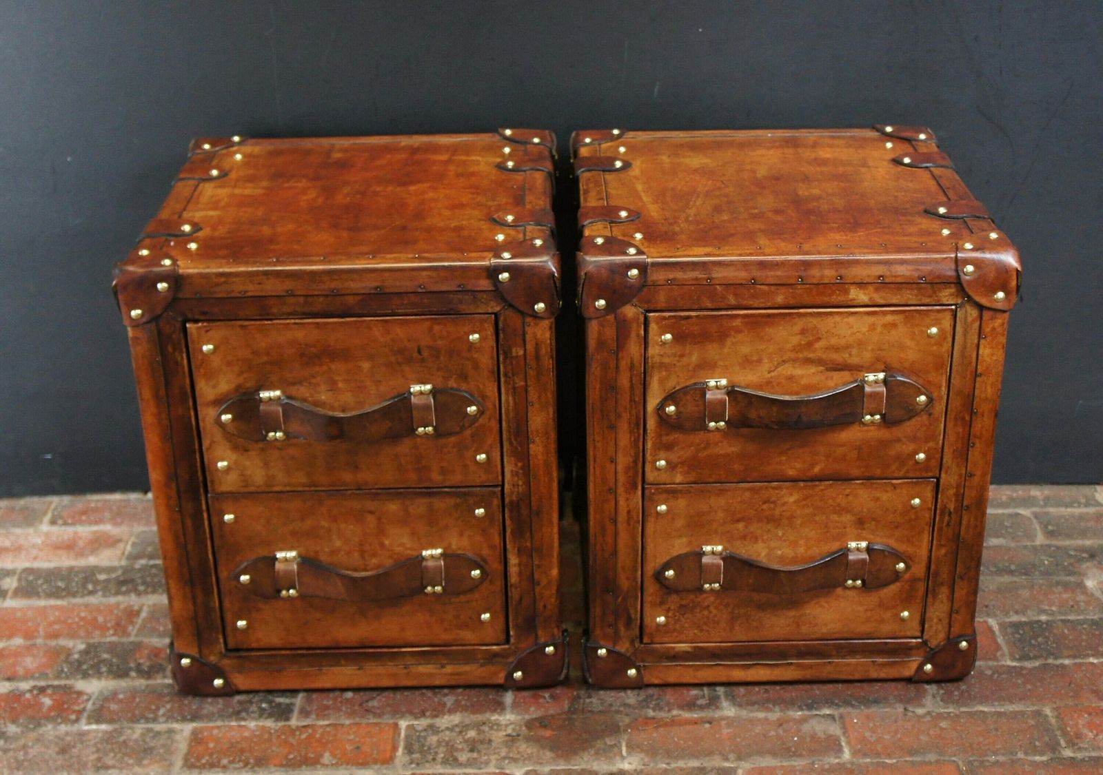 photo furniture Finest English Leather Hand Dyed Occasional Side Table Nightstand Trunks Bedroom Furniture Home Furnishings