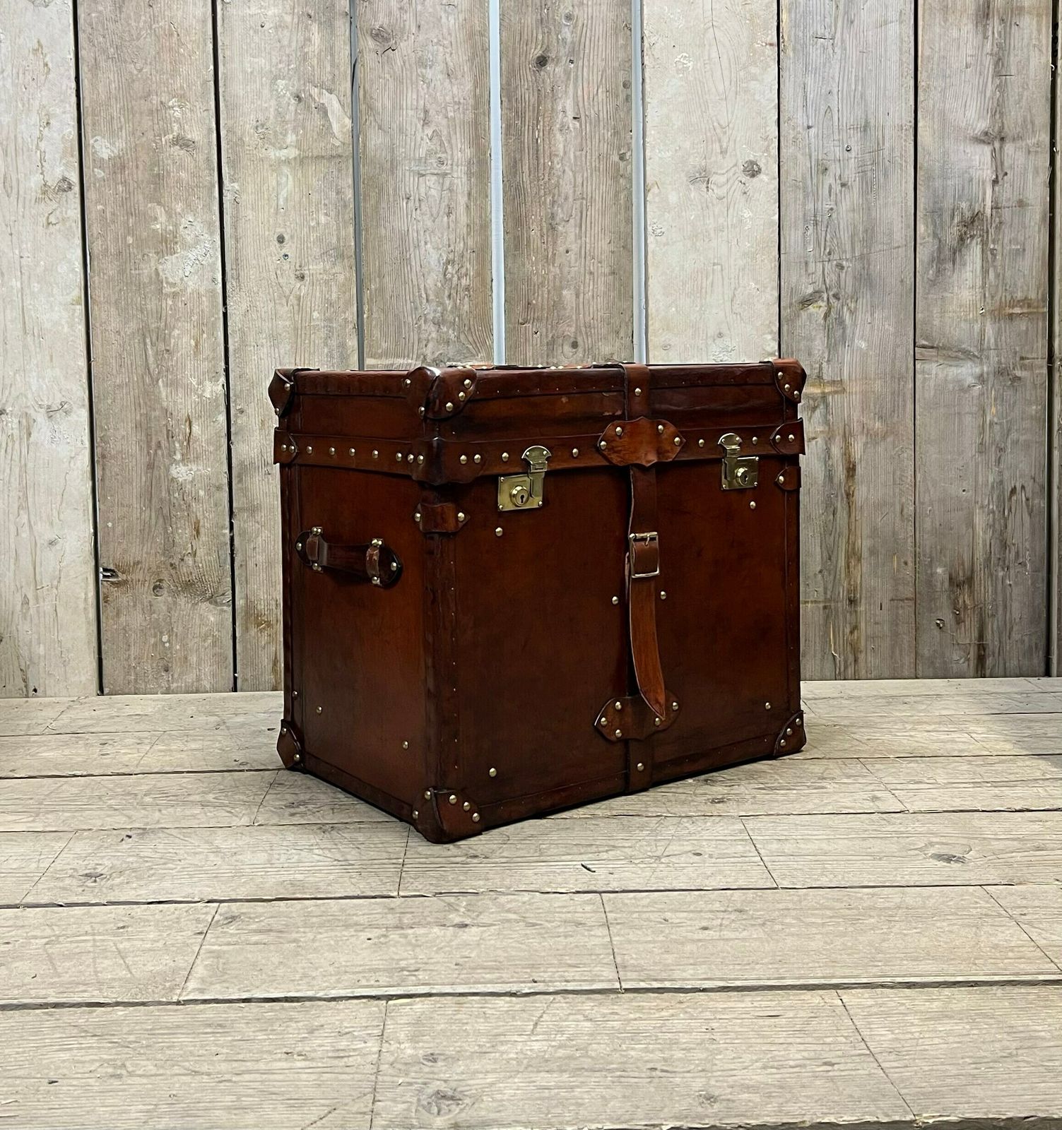 Antique Leather Luxury Campaign Style End Table Trunk Drawing Room Home Decor Furnishings photo vinterior