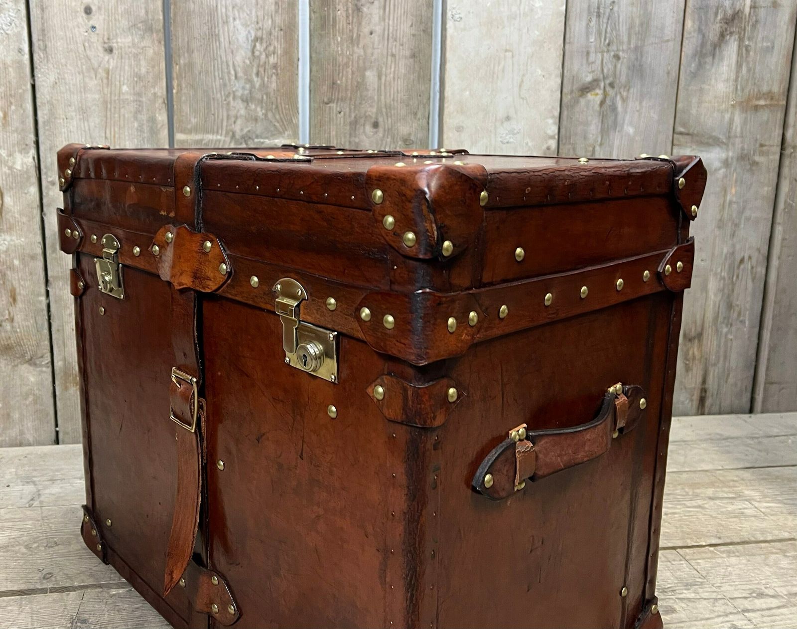 Antique Leather Luxury Campaign Style End Table Trunk Drawing Room Home Decor Furnishings photo buy