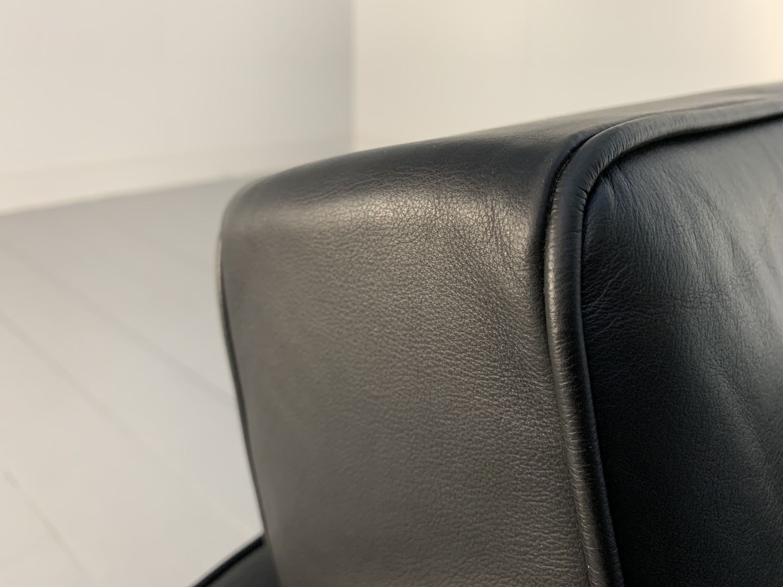 photo furniture Knoll Studio “Florence Knoll” Lounge Chair Armchair – In Black “Volo” Leather