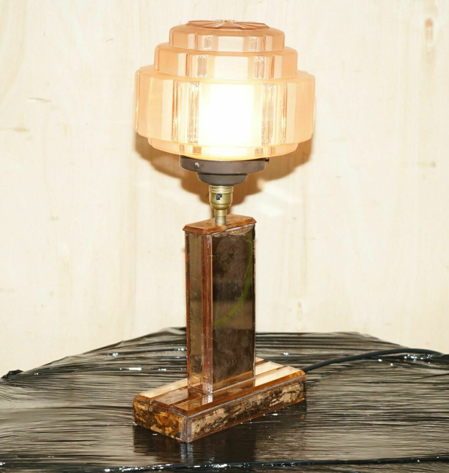 Stunning Art Deco Circa 1930's Peach Glass Table Lamp With Mirrored Panels