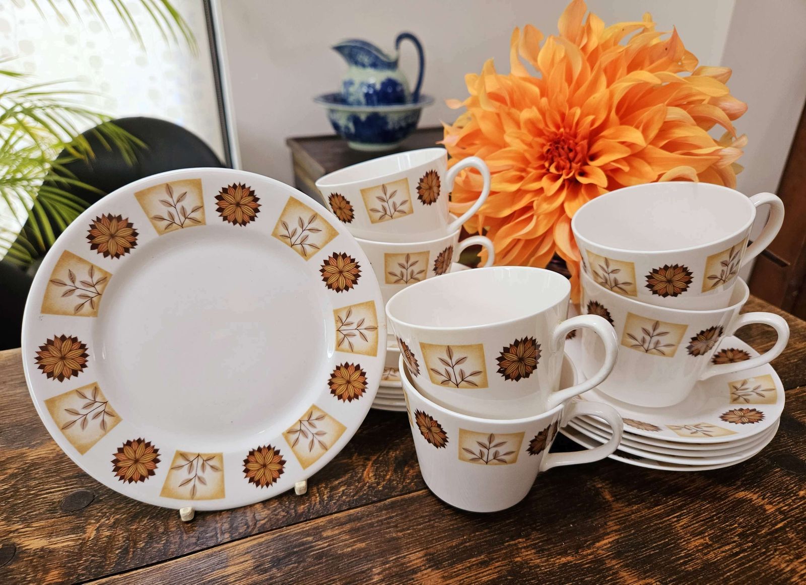 1970's Royal Vale Tea Set Comprising 6 Sets Of Cups, Saucers & Tea Plates