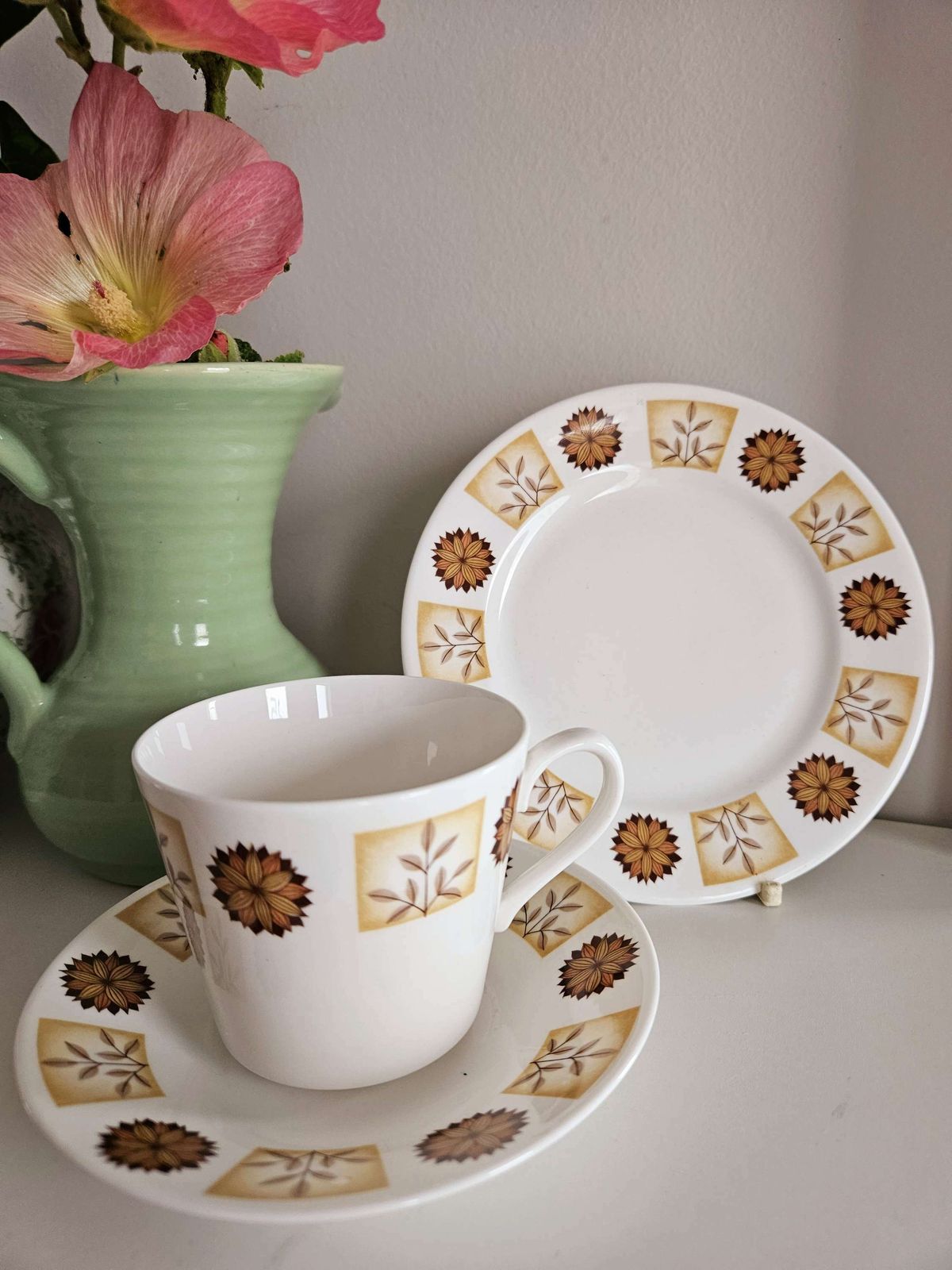 1970's Royal Vale Tea Set Comprising 6 Sets Of Cups, Saucers & Tea Plates photo furniture