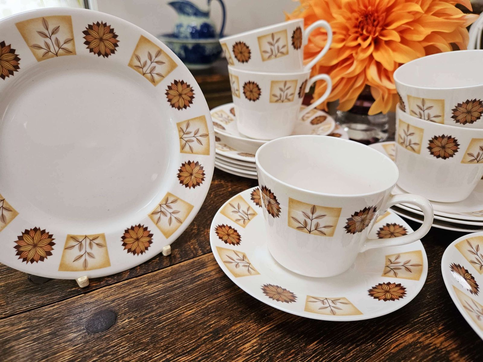 1970's Royal Vale Tea Set Comprising 6 Sets Of Cups, Saucers & Tea Plates photo for sale