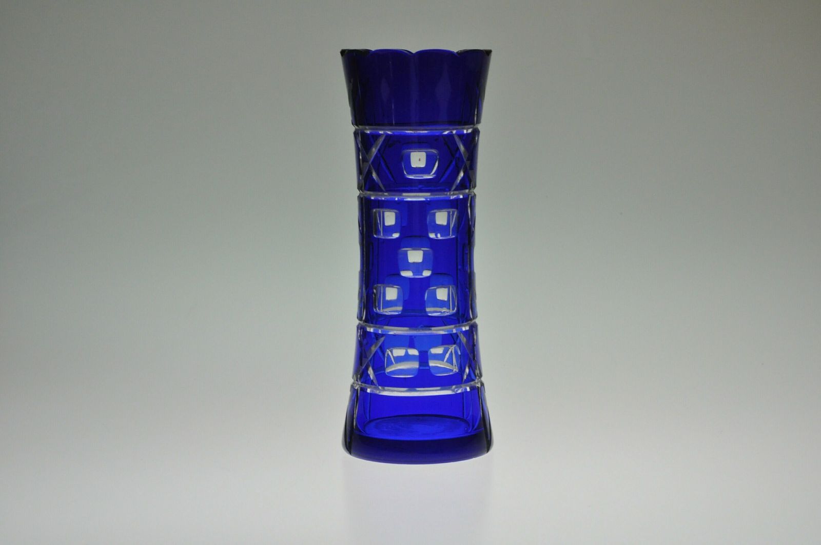 Vintage kobaltglazen vaas, kobalt geslepen glas, kobalt geslepen kristal, kobaltkleurige kristallen vazen photo Woonaccessoires