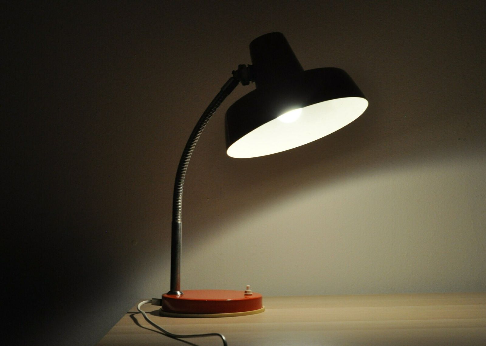 photo for sale Mid Century Lamp, Rode Lamp, Industriële Lamp, Mid Century Verlichting, Tafellamp, Bureaulamp, Architectenlamp, Officelamp, Tafellicht, Verlichting