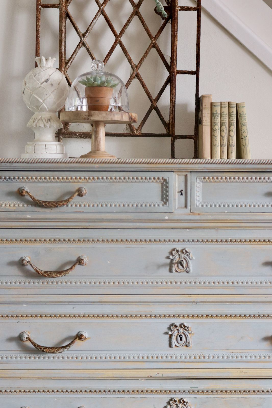 photo vintage Beautiful French Antique Aged Chest Of Drawers