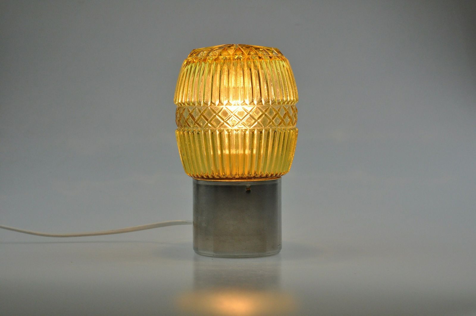 photo furniture Mid Century Bureaulamp, Metalen Lamp, Tafellamp, Bedlamp, Gele Lamp