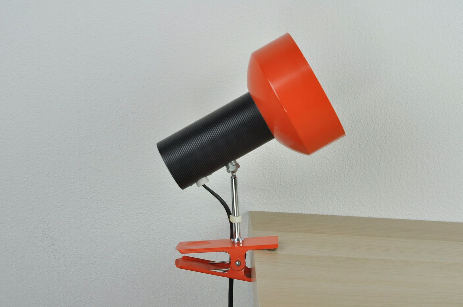 Mid Century Bureaulamp, Metalen Lamp, Tafellamp, Bedlampje, Klemlamp, Oranje Lamp, Vintage Lamp photo furniture