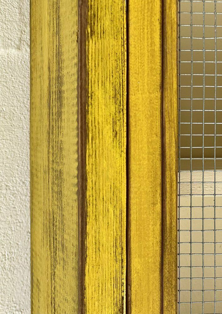 photo vintage Vintage Wandkast Met Gaaswerk