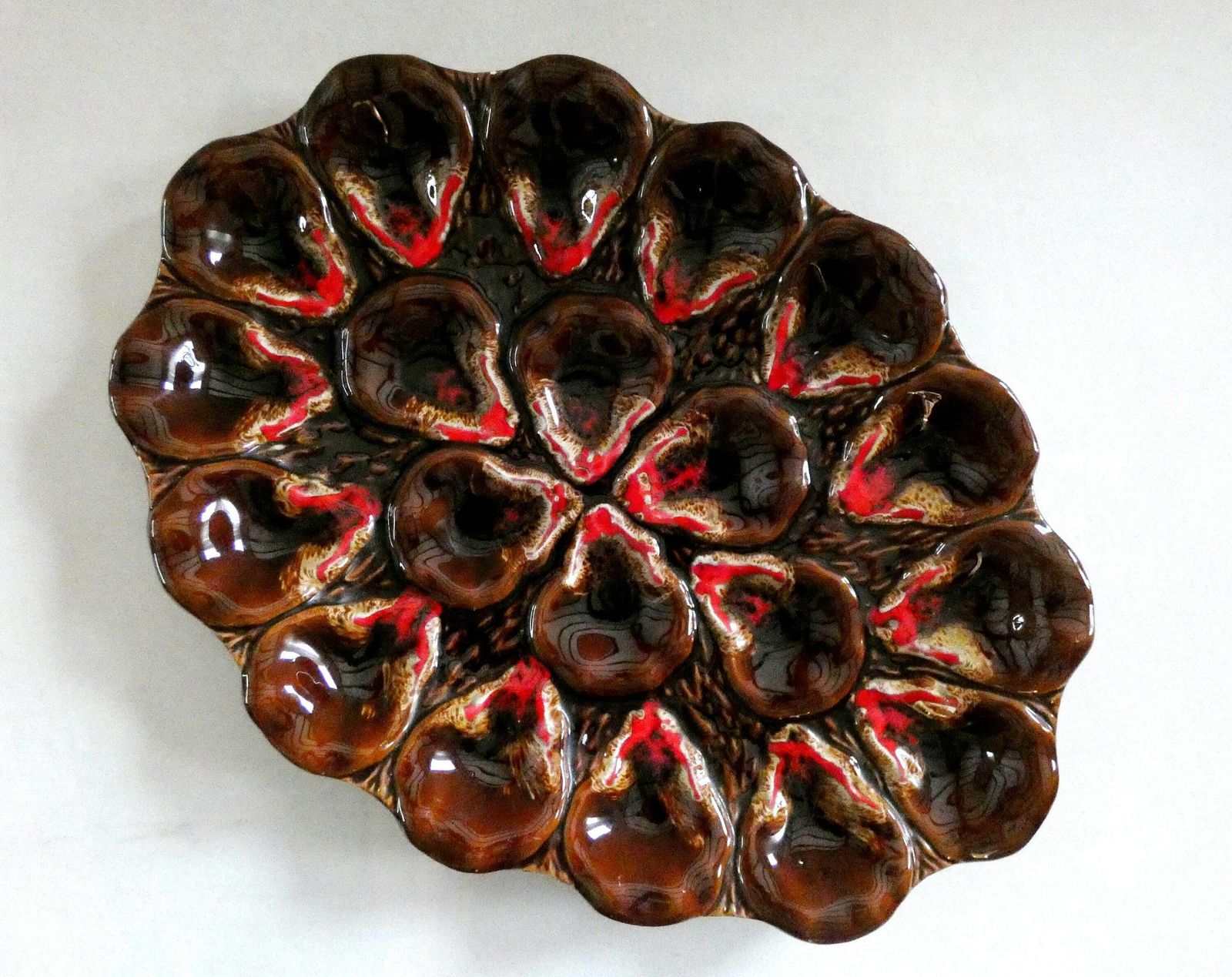 Groot Vallauris Oesterschotel – Vintage Frans Majolica Aardewerk, Mid Century, Bruin, Wit En Rood