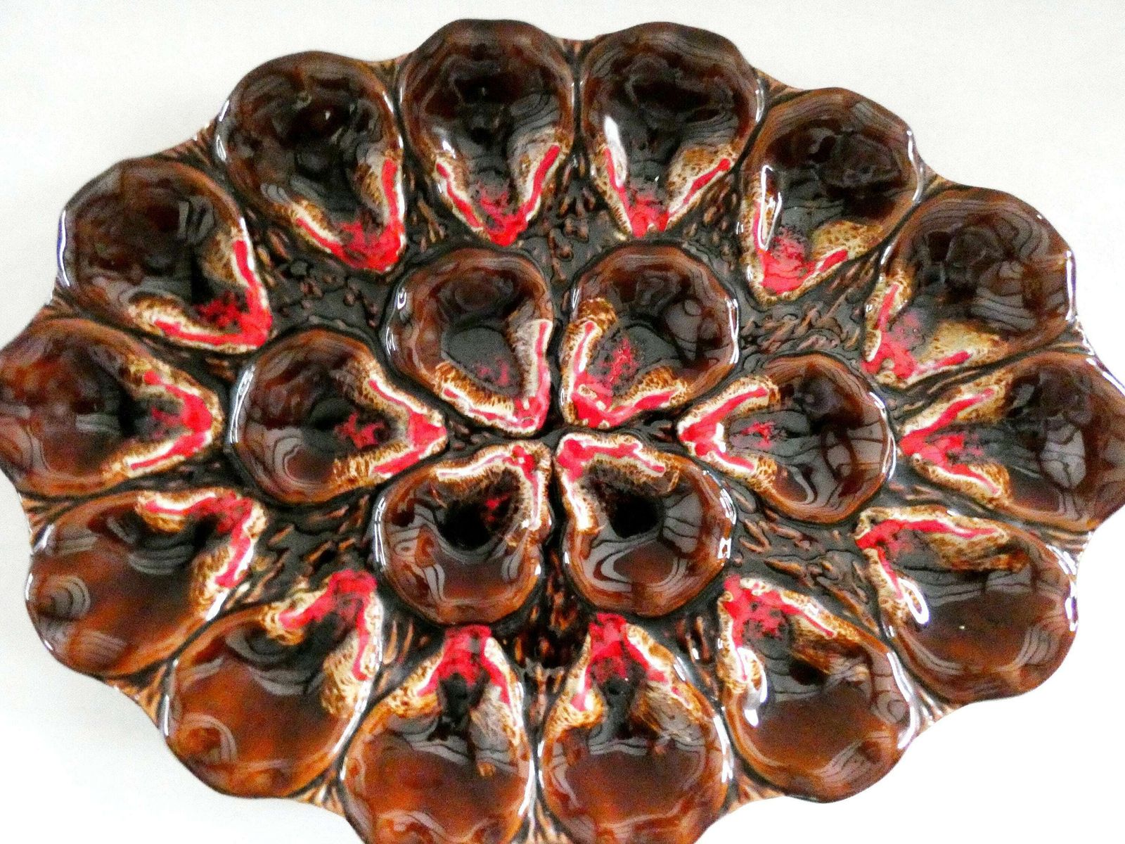 Groot Vallauris Oesterschotel – Vintage Frans Majolica Aardewerk, Mid Century, Bruin, Wit En Rood photo Woonaccessoires
