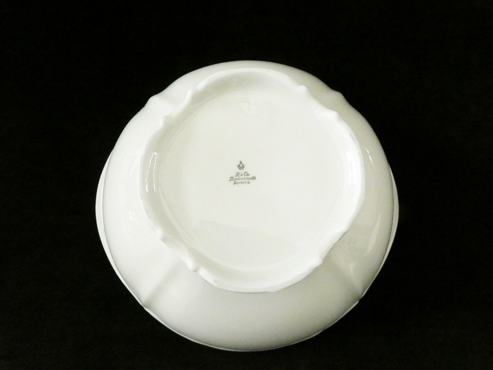 photo furniture Vintage Z&Co Tirschenreuth Serveerschaal Wit Beiers Porselein Gouden Rand Duitsland Aardewerk Terrine Dekselschaal Saladeschaal