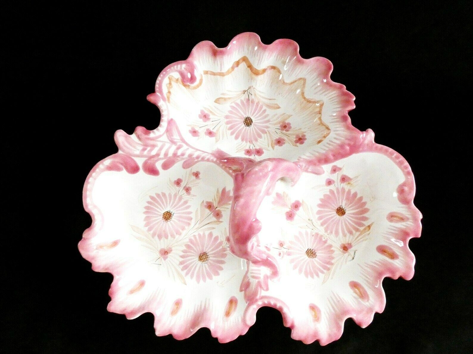 Groot Quimper Serveerschaal Roze Wit Majolica Keramiek Bord Mid Century Decoratief Handgeschilderd Frans Aardewerk photo vinterior