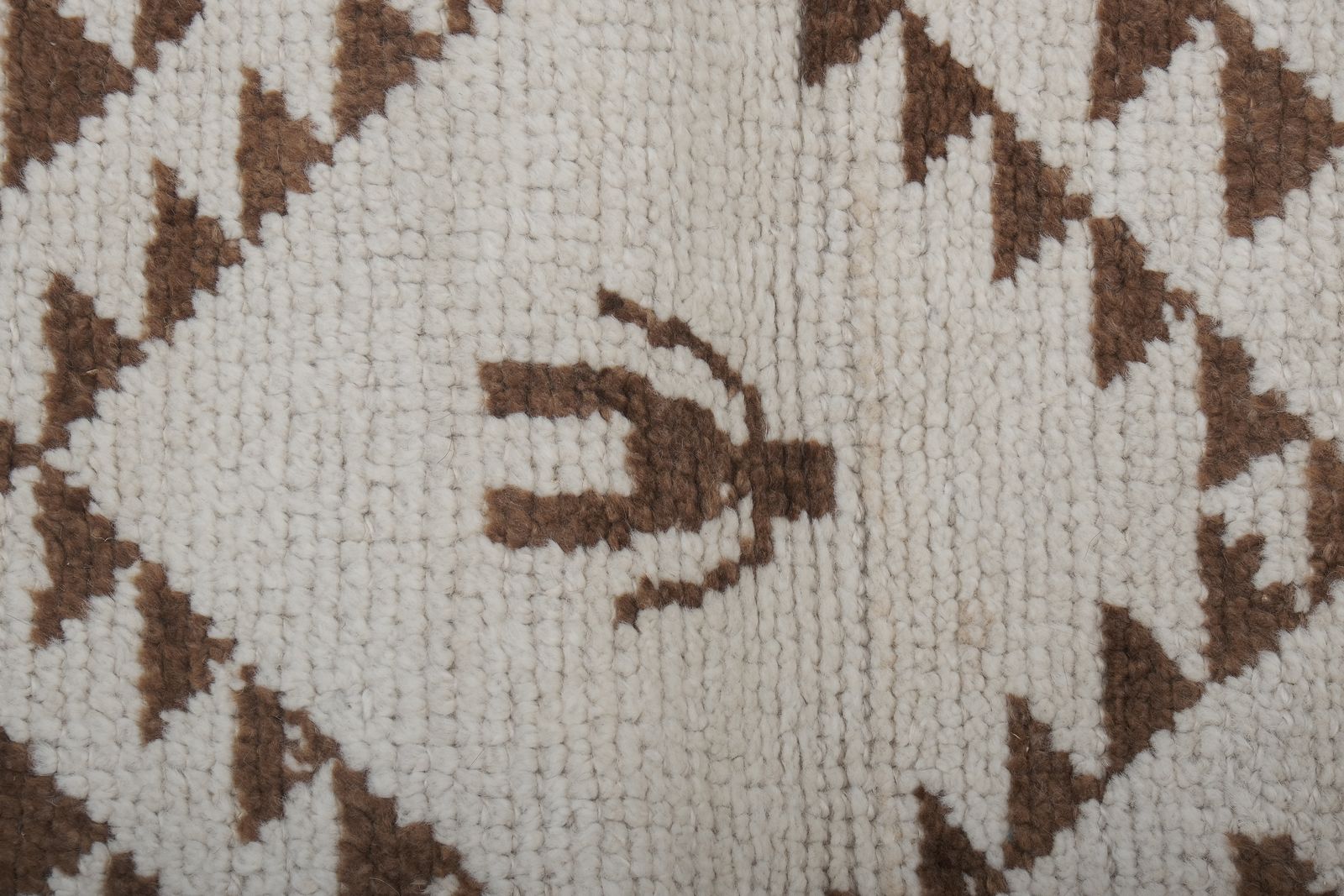 Wit en bruin vintage wollen Turkse Herki loper, designertapijt photo Textiel
